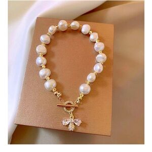 Elegant Pearl and Gold Bracelet crystal bee

Very pretty

Fresh water pearls